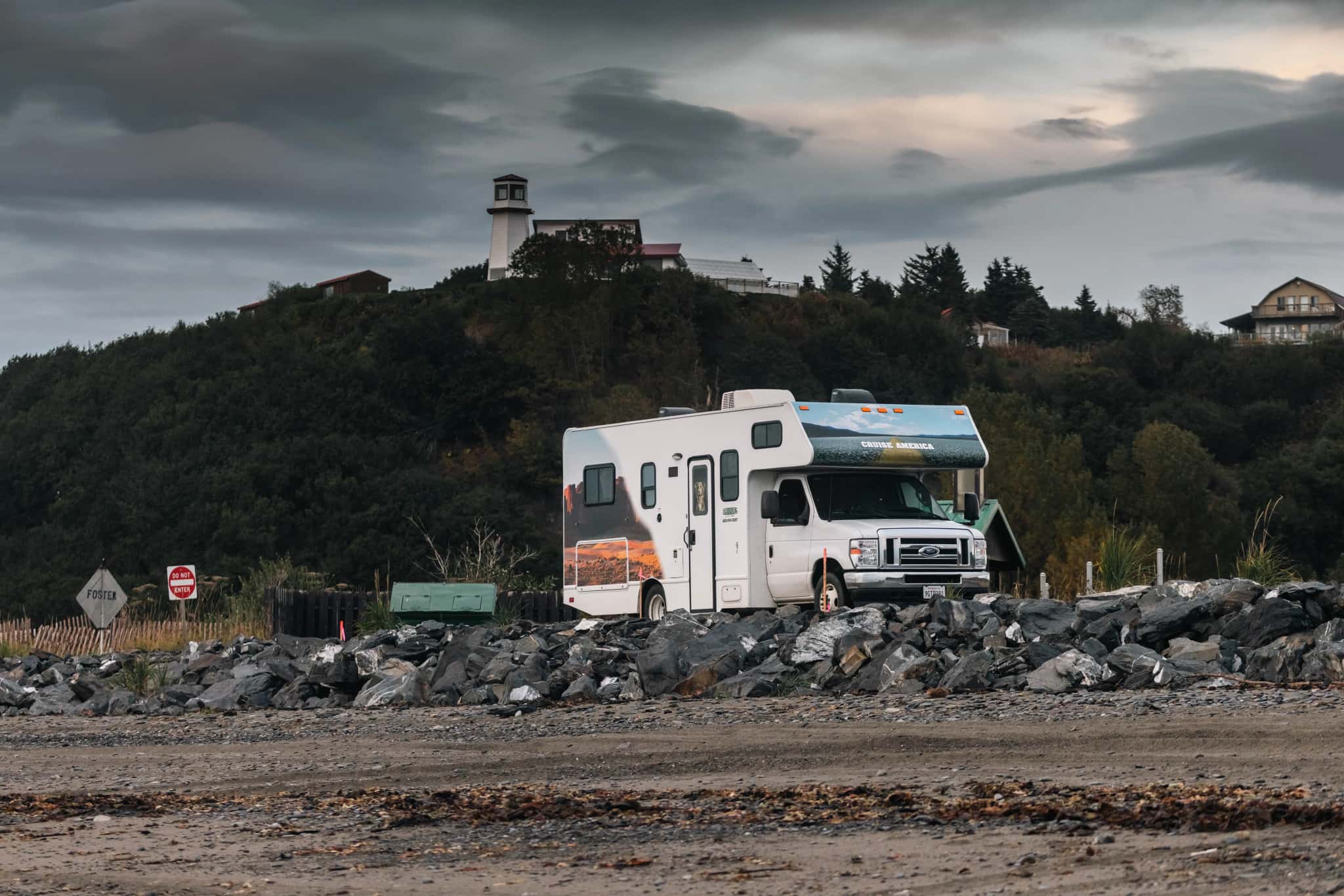 Ein Wohnmobil von Cruise Canada auf grüner Wiese