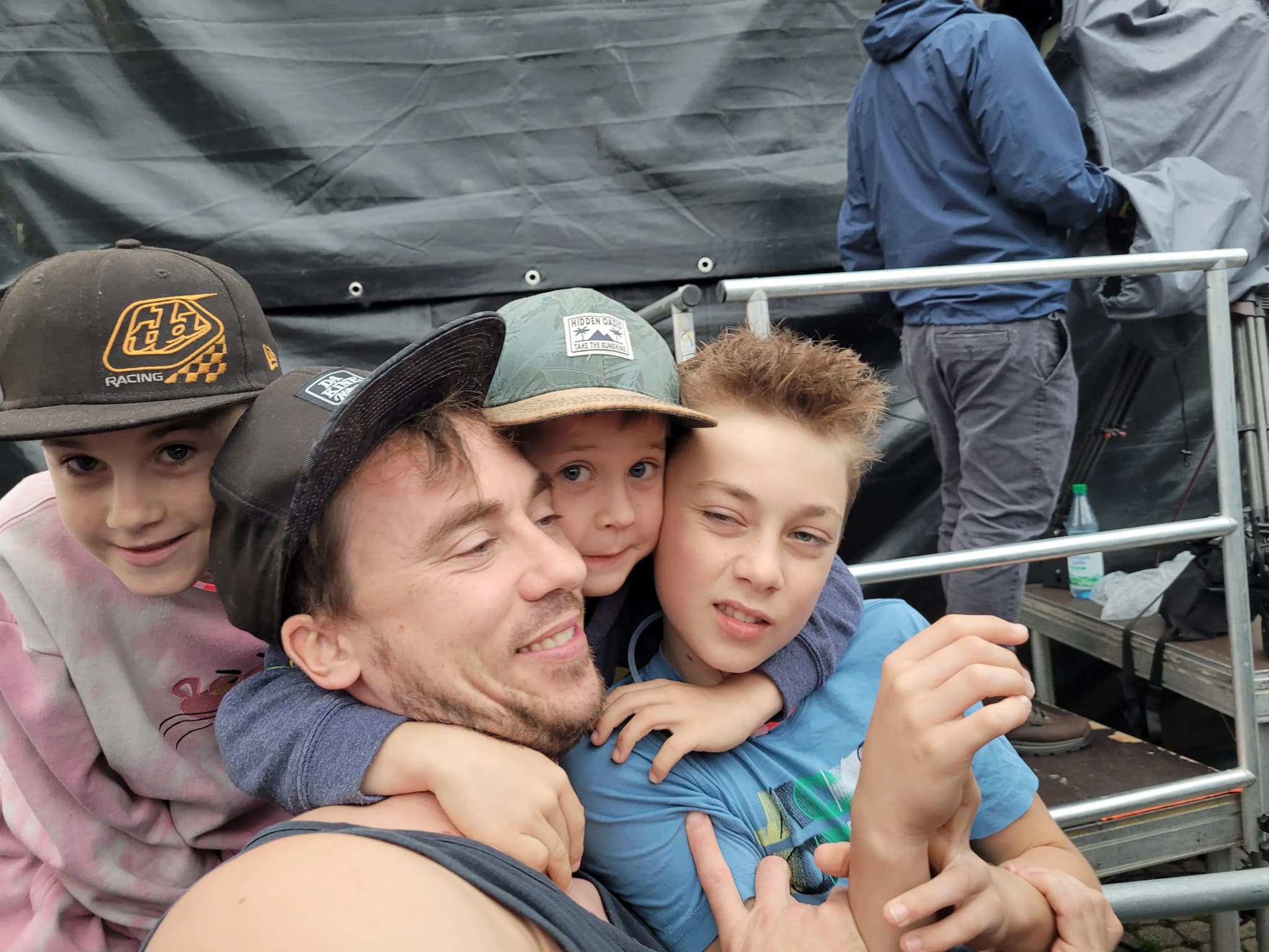 Eine Familie beim Popkonzert