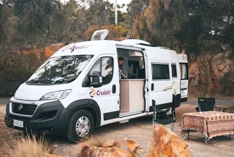 Der Sandpiper von der Firma Cruisin Motorhomes ist ein sehr gut ausgestattes Fahrzeug mit einem fest verbauten Bett