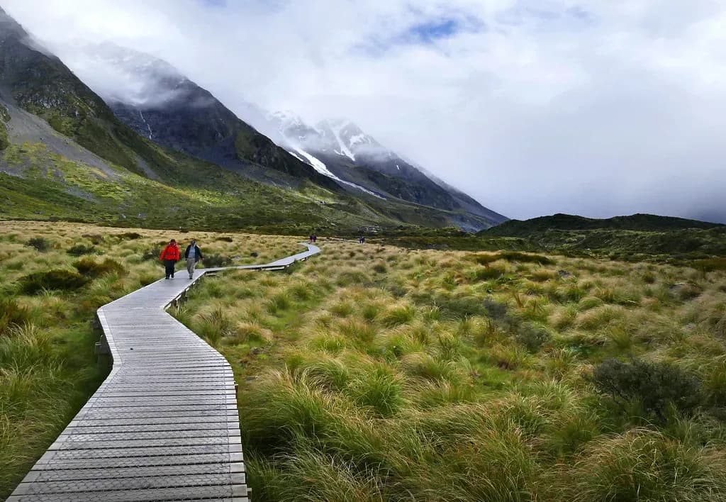 Der Hooker Valley Track ist ein beliebter Wanderweg im Aoraki / Mount Cook National Park, der durch eine spektakuläre Gletscherlandschaft zum türkisfarbenen Hooker Lake mit beeindruckenden Ausblicken auf den höchsten Berg Neuseelands, Aoraki / Mount Cook, führt.