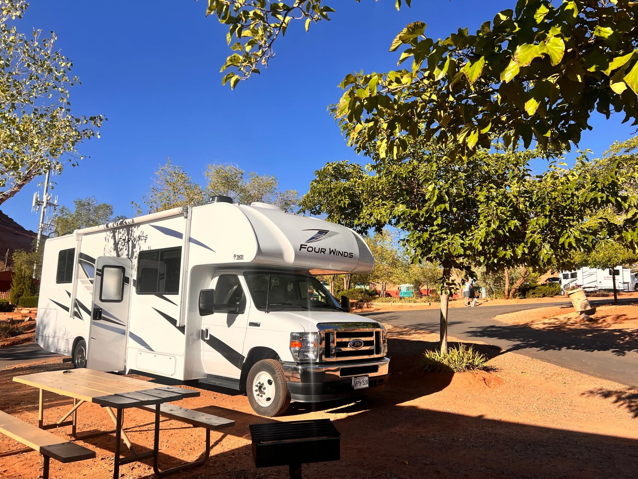 Das C XL Large Wohnmobil von Road Camper für 4 Personen in den USA & Kanada kostengünstig über CamperOase mieten