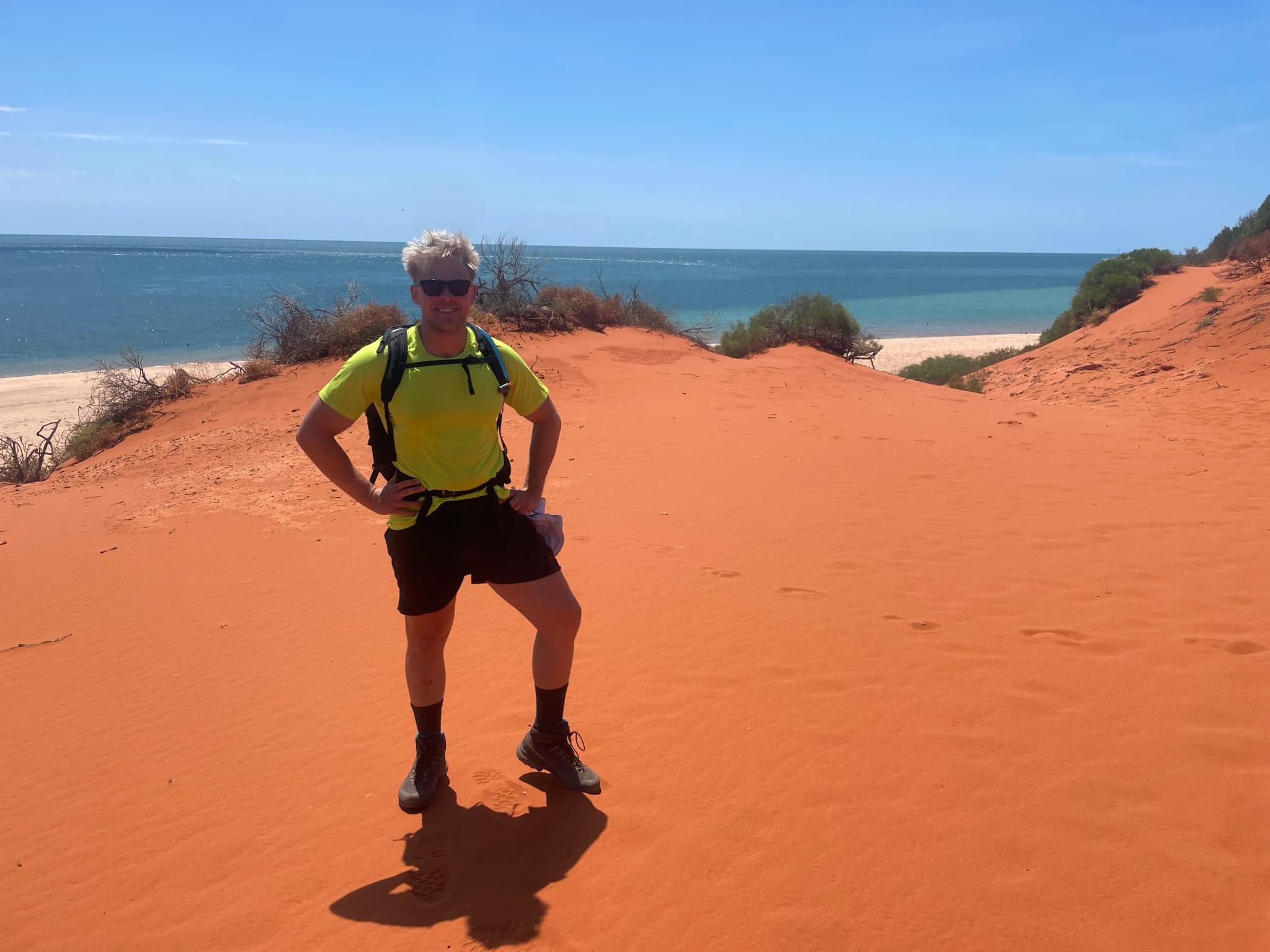Niklas beim Wandern im roten Sand in Westaustralien