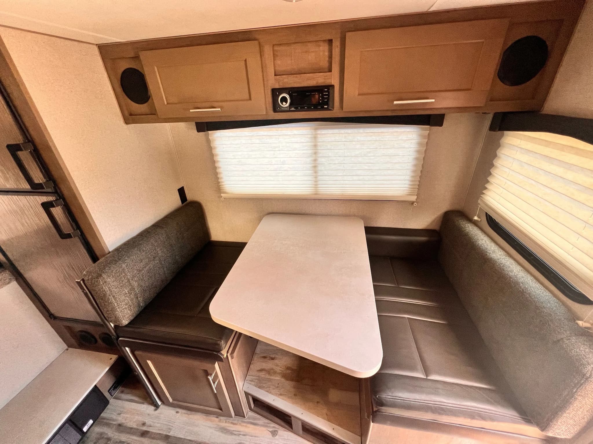 USA & Kanada, Ford Truck Camper, Essbereich, Campervan günstig mieten CamperOase