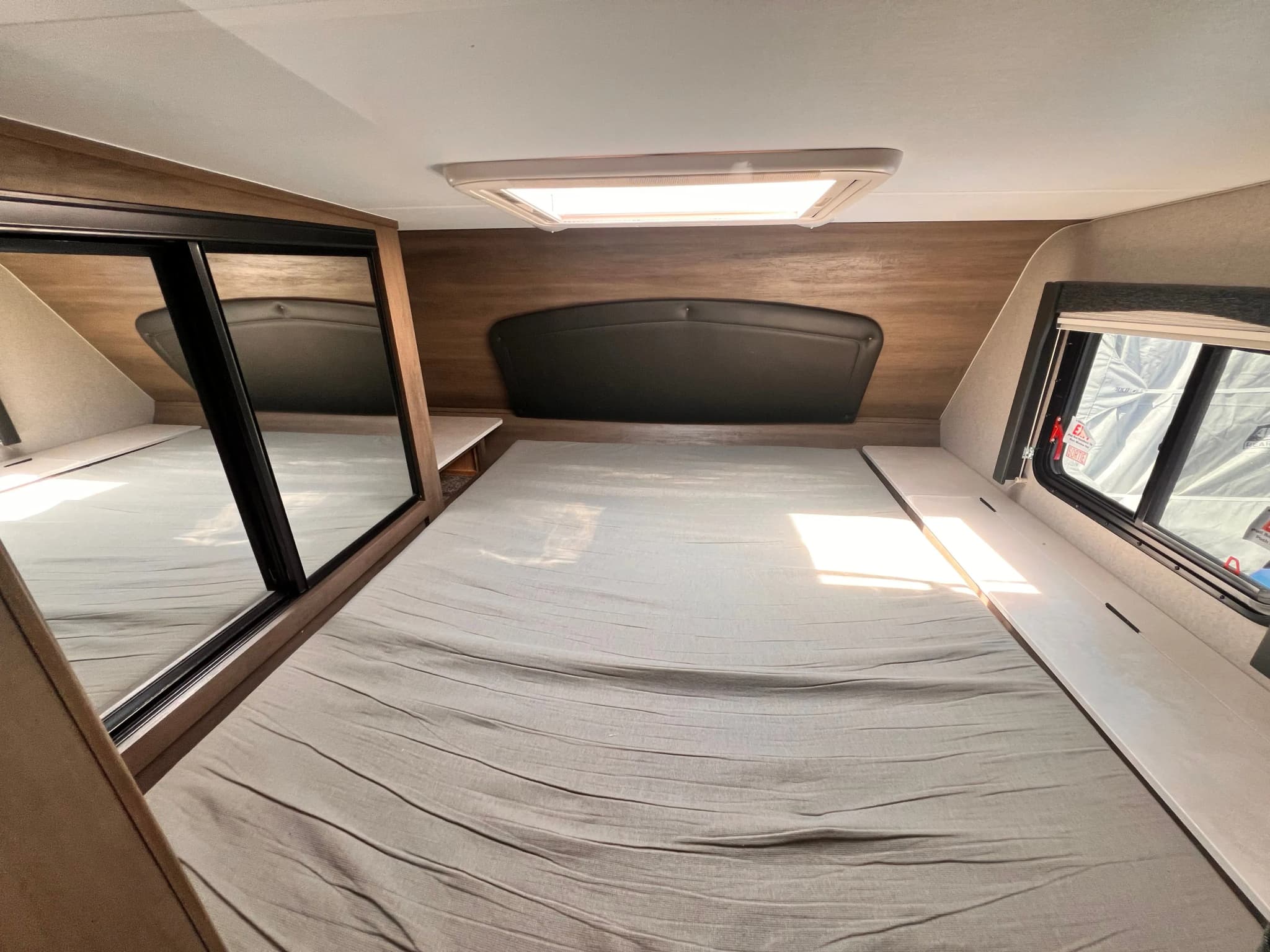 USA & Kanada, Ford Truck Camper, Doppelbett, Campervan günstig mieten CamperOase