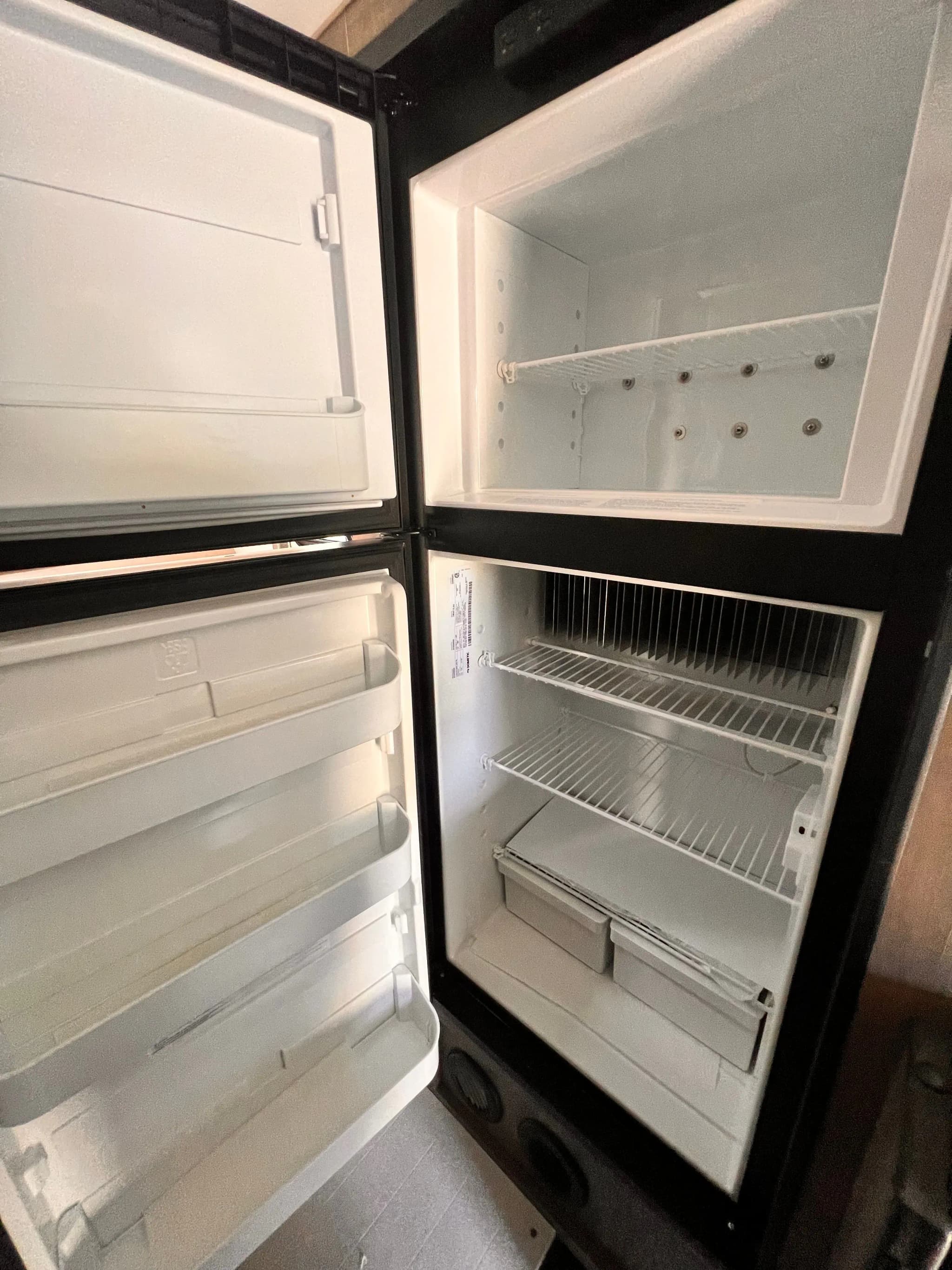 USA & Kanada, Ford Truck Camper, großer Kühlschrank, Campervan günstig mieten CamperOase