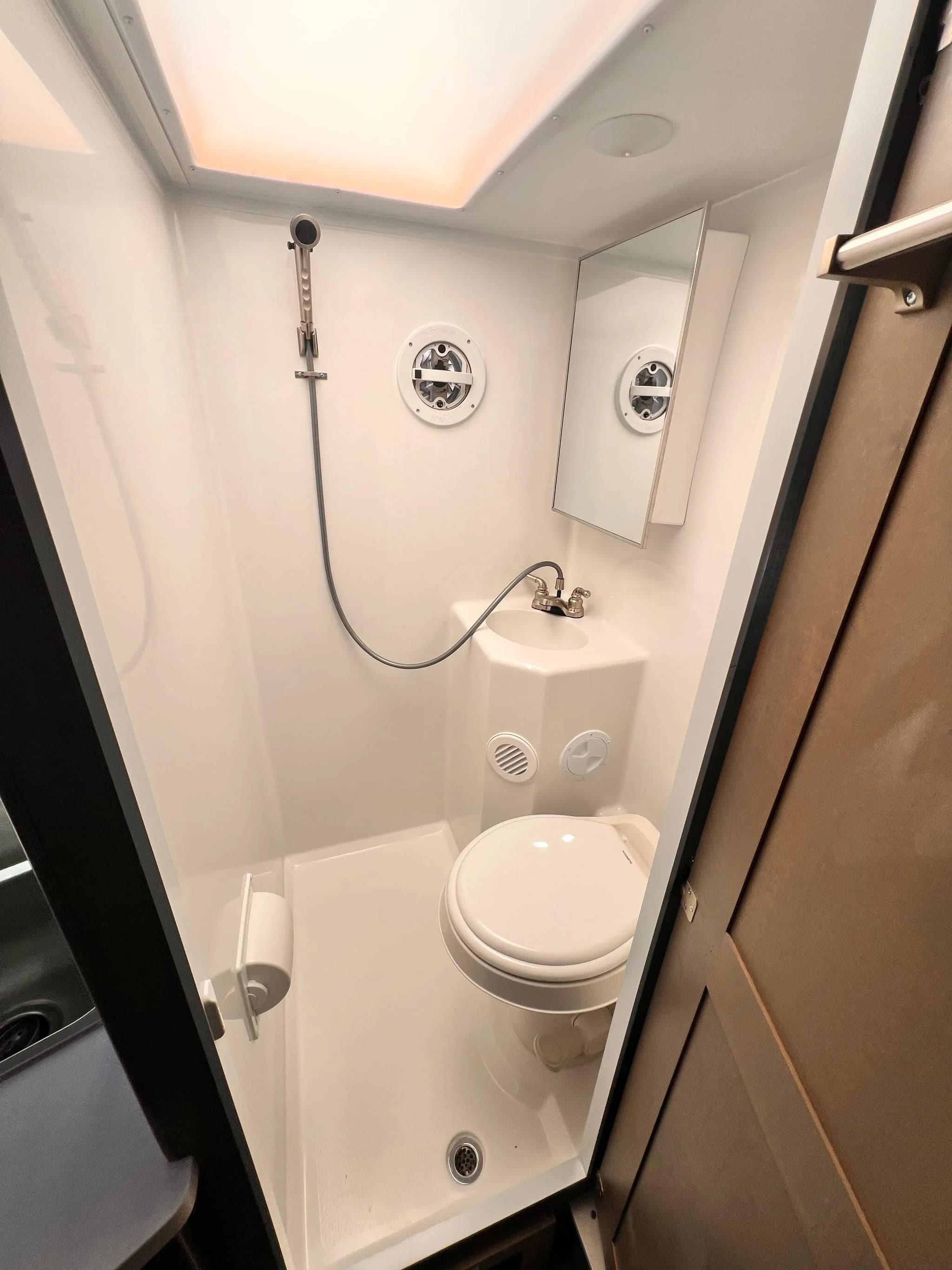 USA & Kanada, Ford Truck Camper, Dusche und WC, Campervan günstig mieten CamperOase