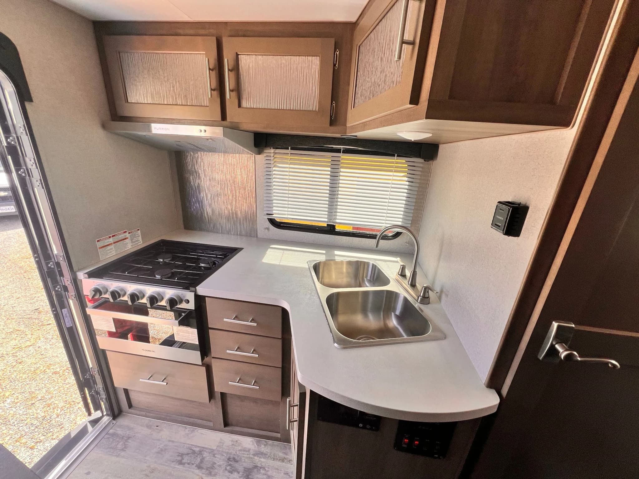 USA & Kanada, Ford Truck Camper, Küchenfläche, Campervan günstig mieten CamperOase