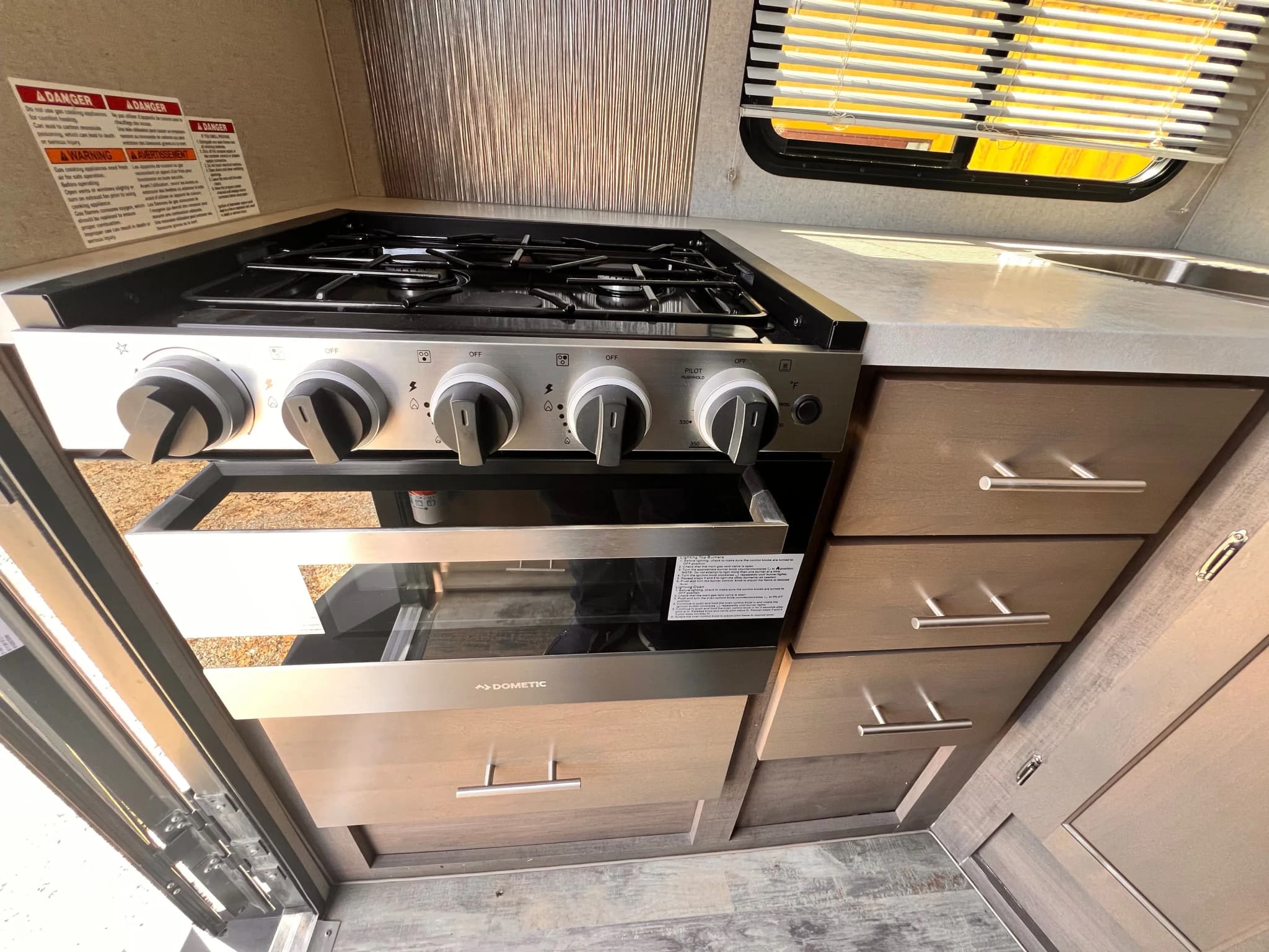 USA & Kanada, Ford Truck Camper, Ofen und Kochfläche, Campervan günstig mieten CamperOase