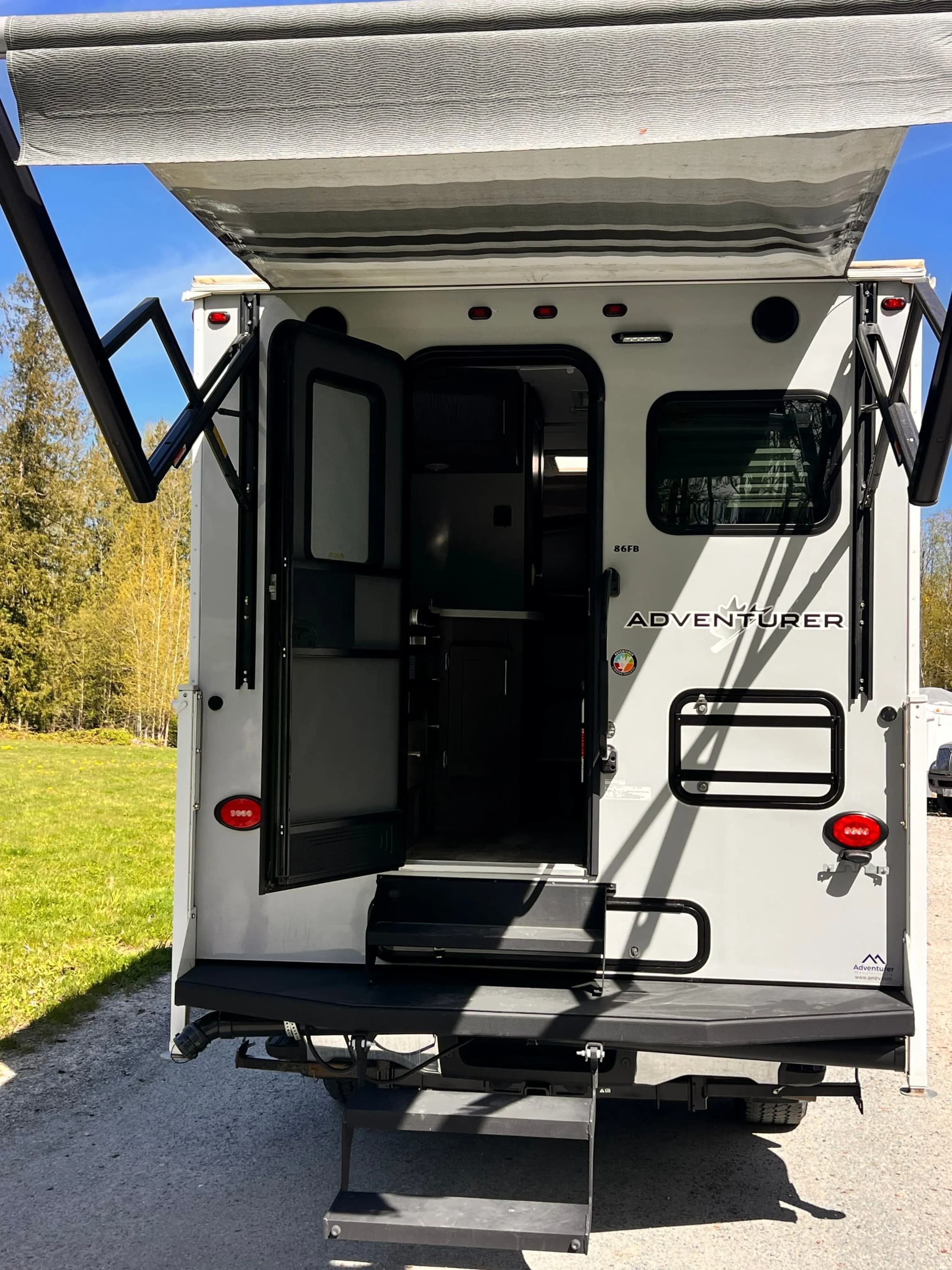 USA & Kanada, Ford Truck Camper, Außensicht Hinten Markise, Campervan günstig mieten CamperOase