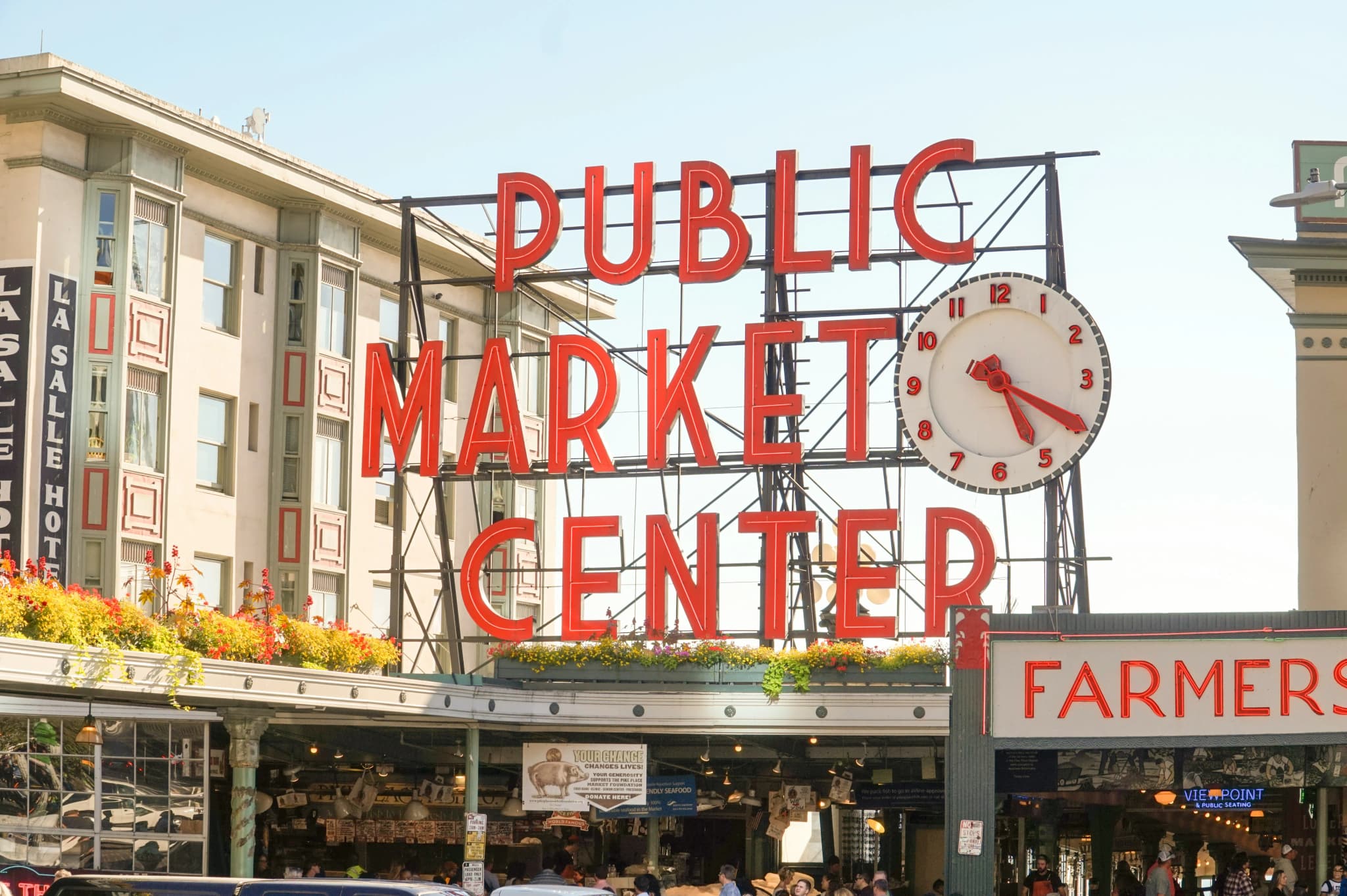 Das markante Neon-Schild des Pike Place Market zählt zu Seattles berühmtesten Symbolen – ein Ort, an dem der Tag meist mit einem heißen Kaffee und fangfrischem Fisch startet.