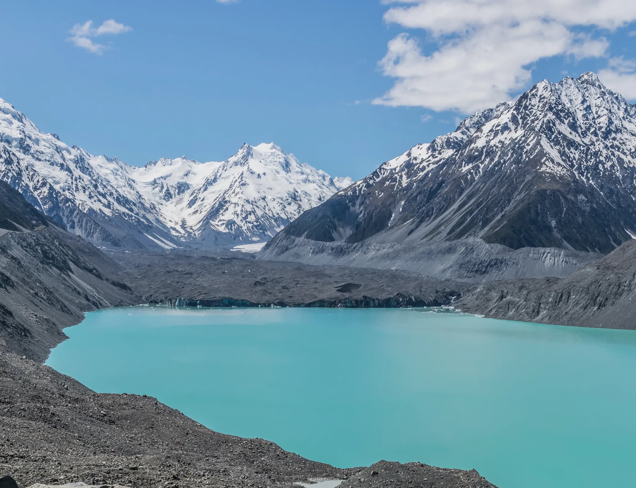 Der Tasman Lake ist ein Gletschersee am Fuße des Tasman Glacier, in dem häufig Eisberge treiben und der spektakuläre Ausblicke auf die umliegende Hochgebirgslandschaft bietet.