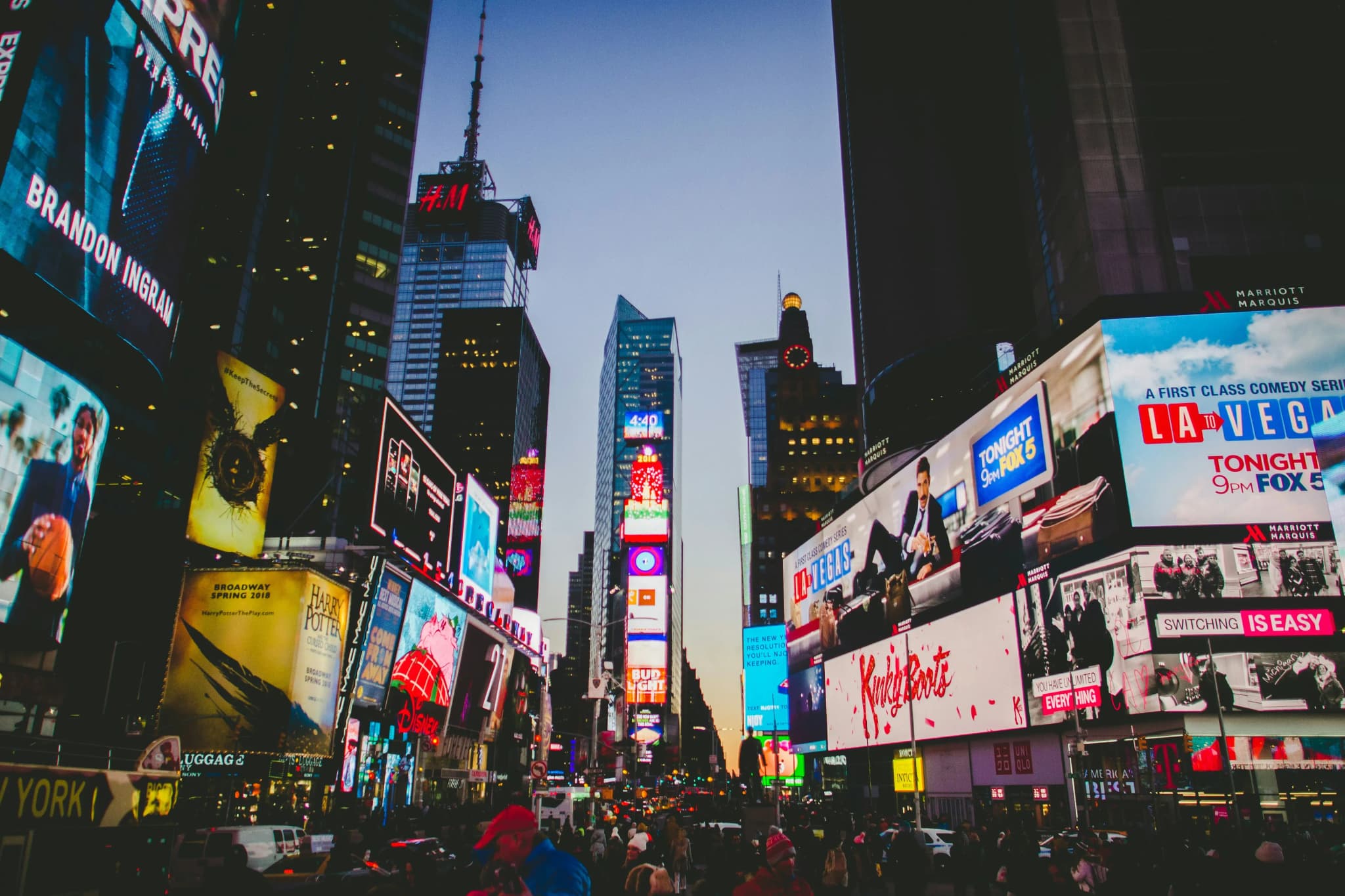 Bei Nacht erstrahlt der Times Square wie kein anderer Ort in New York