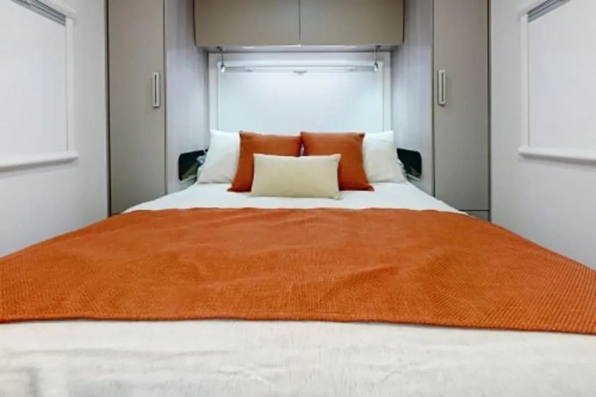 Das fest eingebaute Doppelbett im Heck bietet erholsame Nächte für Paare.