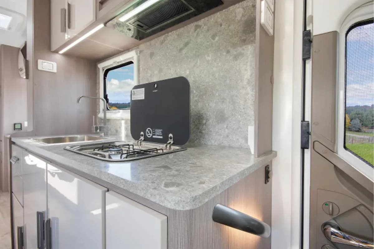 Das Design der Küche variiert etwas, hier eine Darstellung im Marmor Look. Die Wohnmobile sind alle wohnlich und schön eingerichtet.