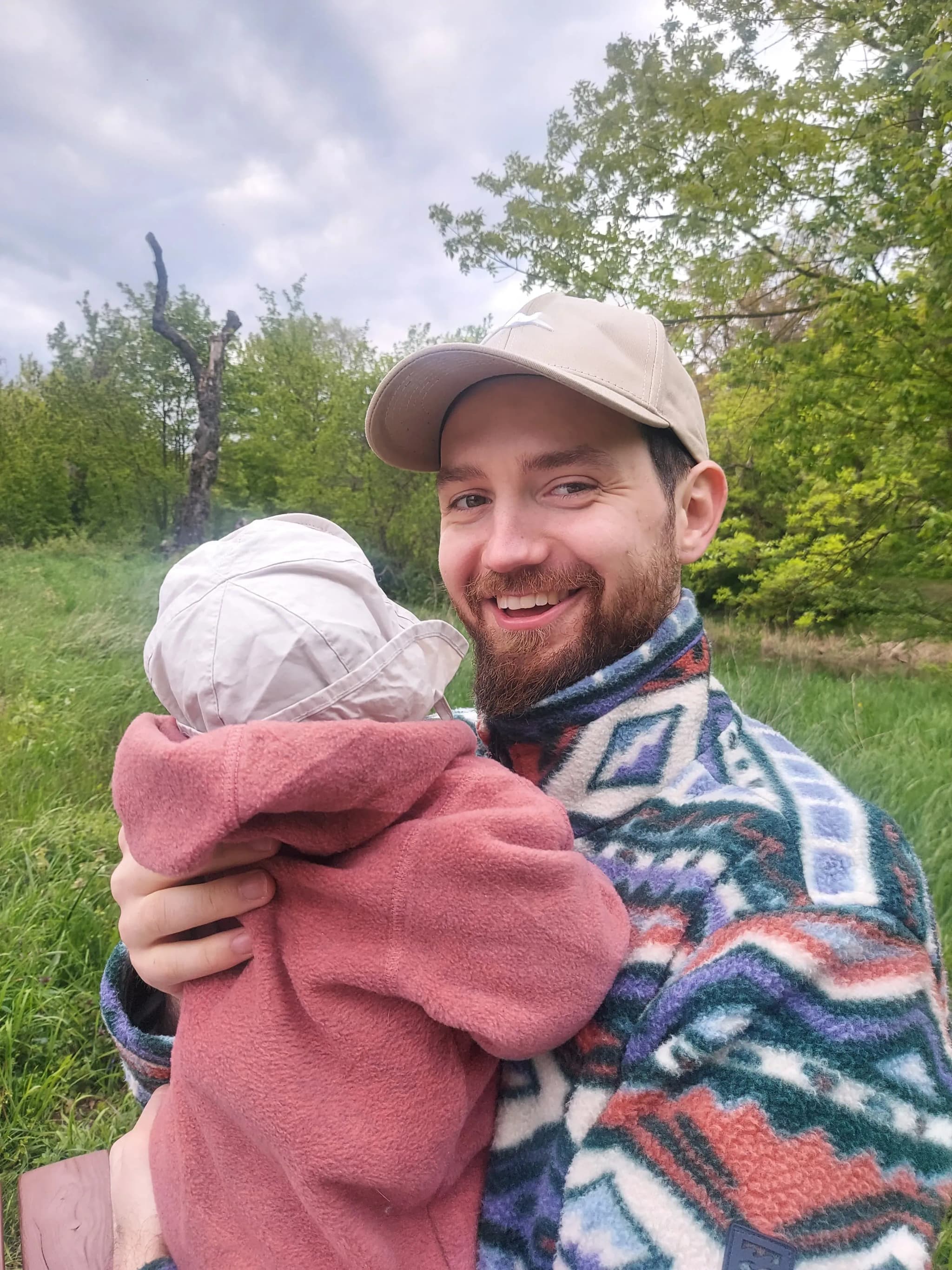 Moritz von CamperOase mit seiner Tochter draußen in der Natur