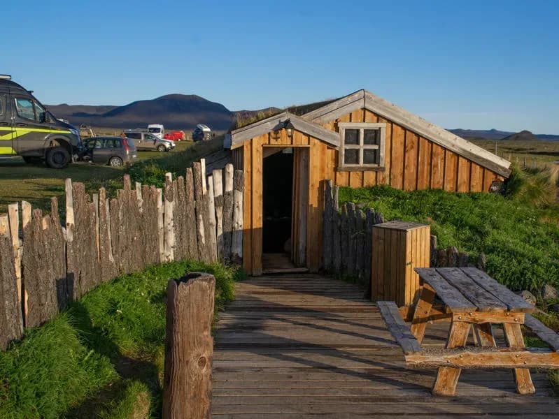 kleines Holzhaus als Gemeinschafts-Küche