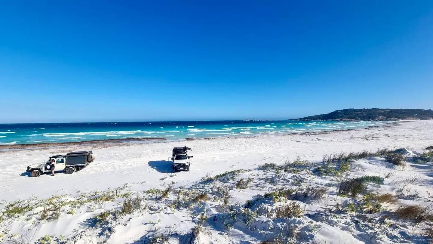 zwei Allradcamper am Strand in Westaustralien