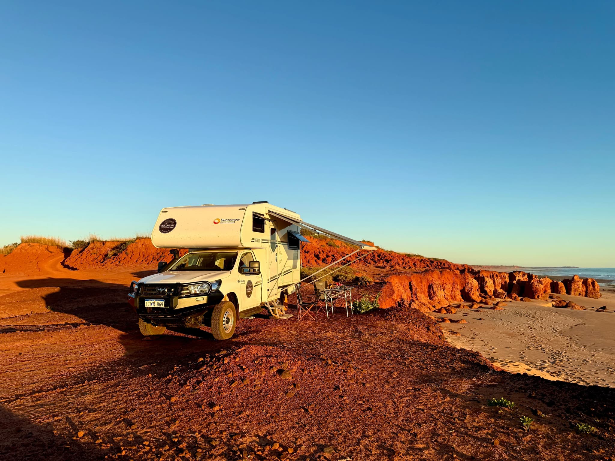 4wd an einer Klippe in der Nähe von Broome im Sonnenaufgang