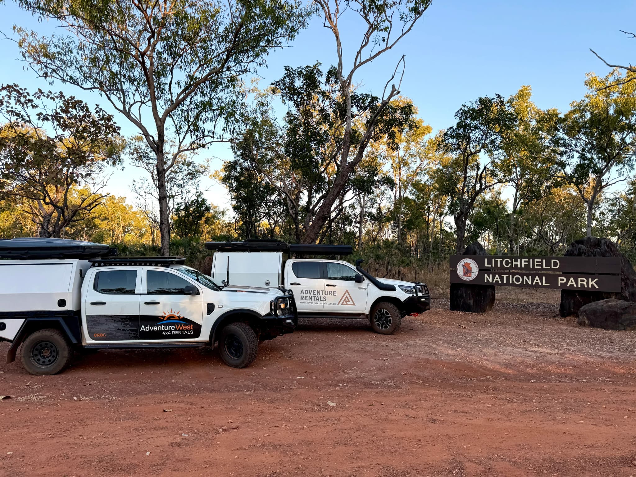 zwei Allradcamper vor dem Schild des Litchfield Nationalparks