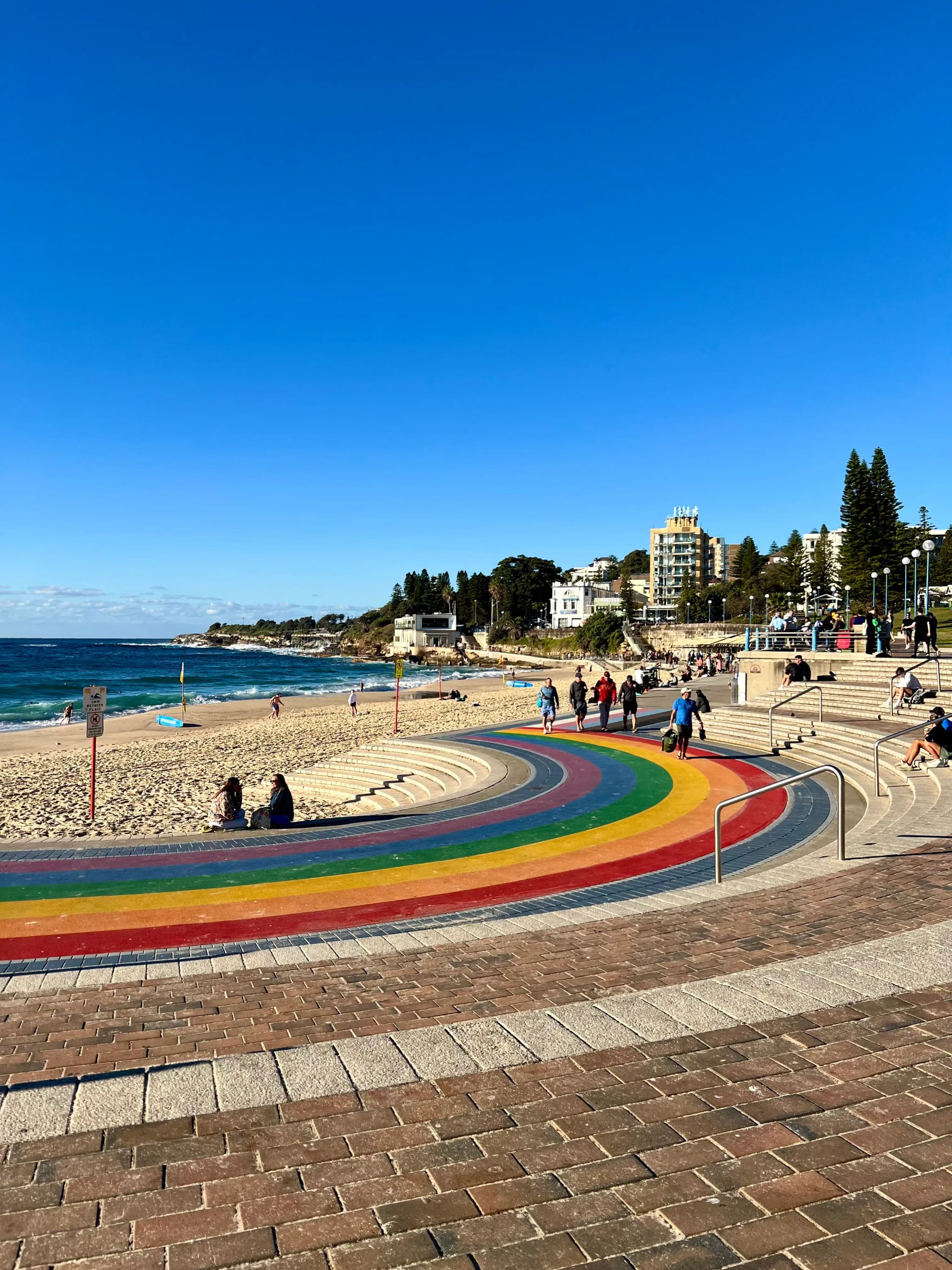 Treppen in Regenbogenfarben am Strand in Coggee Australien