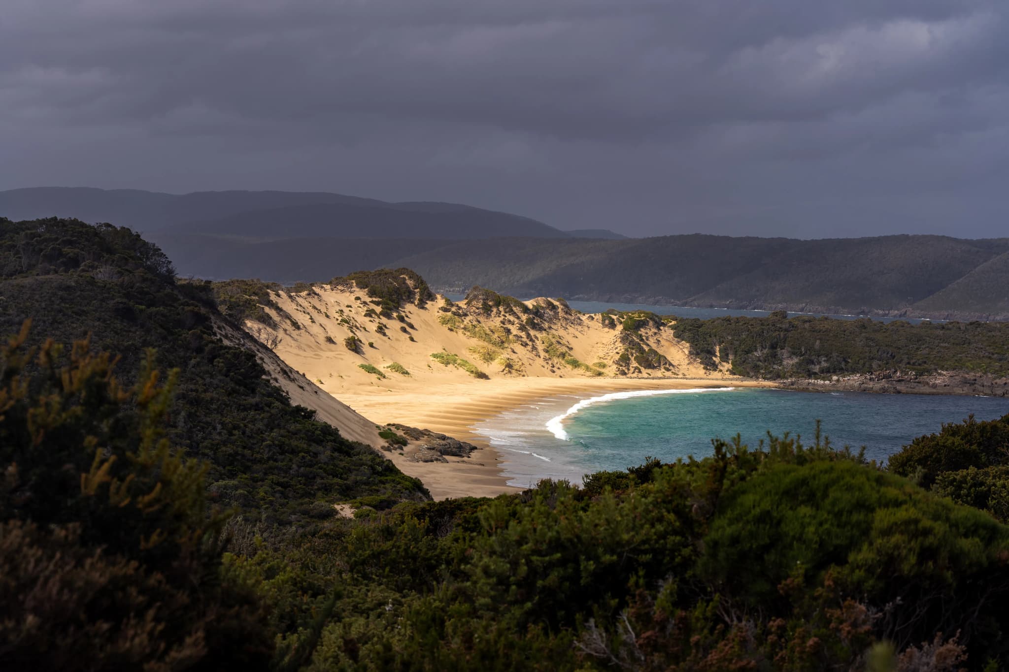 Strand in tasmanien bei Gewitterstimmung