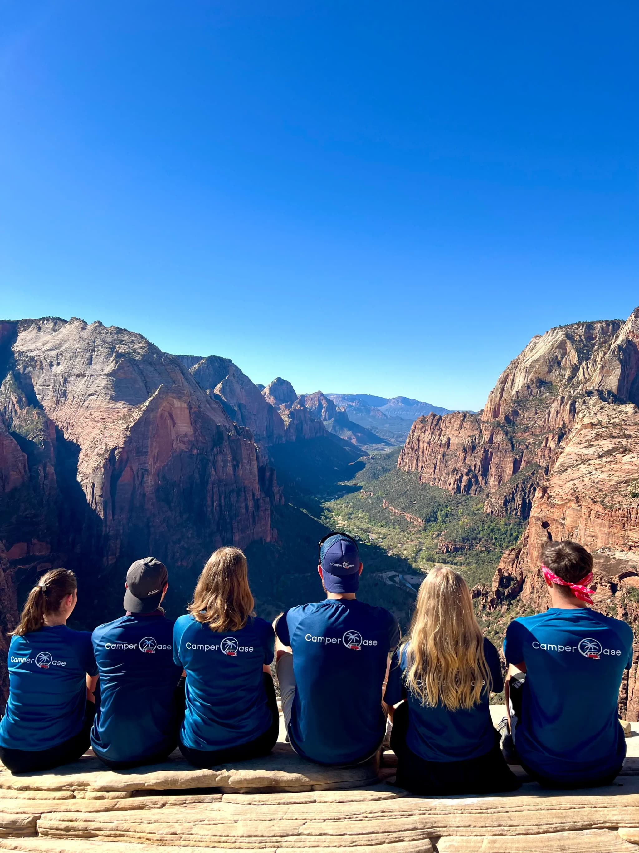 Besucher am Aussichtspunkt Angels Landing im Zion National Park mit Blick auf den Zion Canyon und die roten Sandsteinfelsen