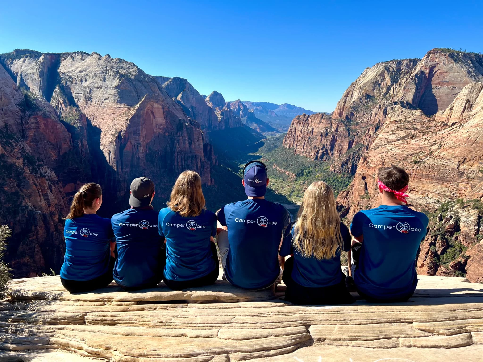 Besucher am Aussichtspunkt Angels Landing im Zion National Park mit Panoramablick auf die roten Sandsteinfelsen und das Zion Valley.