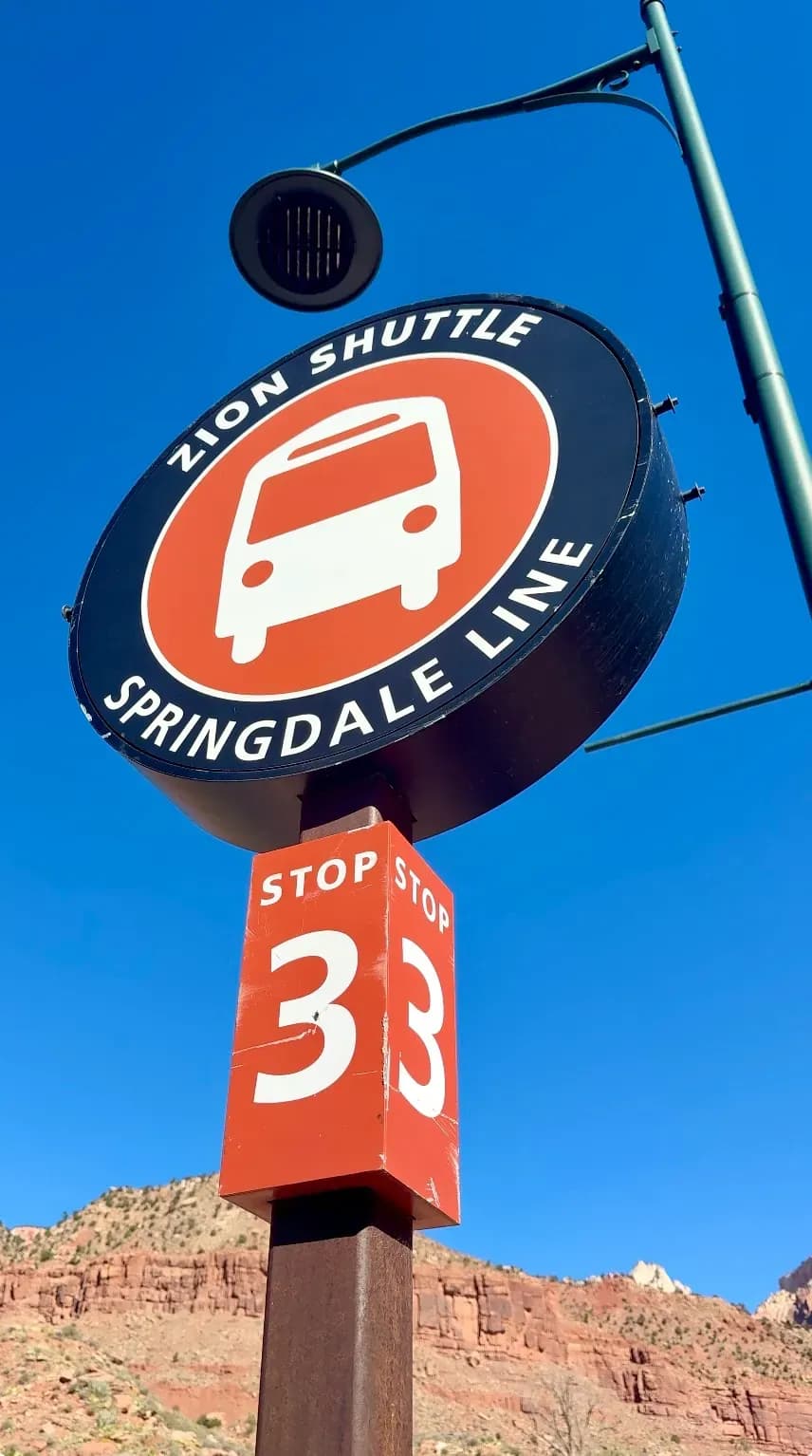 Haltestelle des Zion Canyon Shuttle im Zion National Park – kostenloser Shuttlebus für Besucher des Parks.