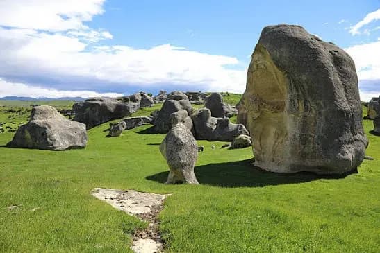 Die Elephant Rocks sind eine Ansammlung großer Kalksteinfelsen auf einer offenen Wiese im Süden Neuseelands