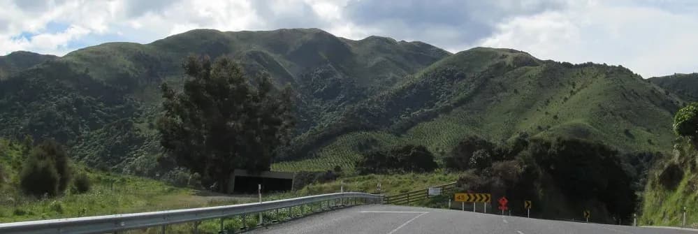 Die Hundalee Hills liegen südlich von Kaikōura entlang des State Highway 1 und bilden einen der landschaftlich schönsten Abschnitte der Küstenroute Richtung Christchurch