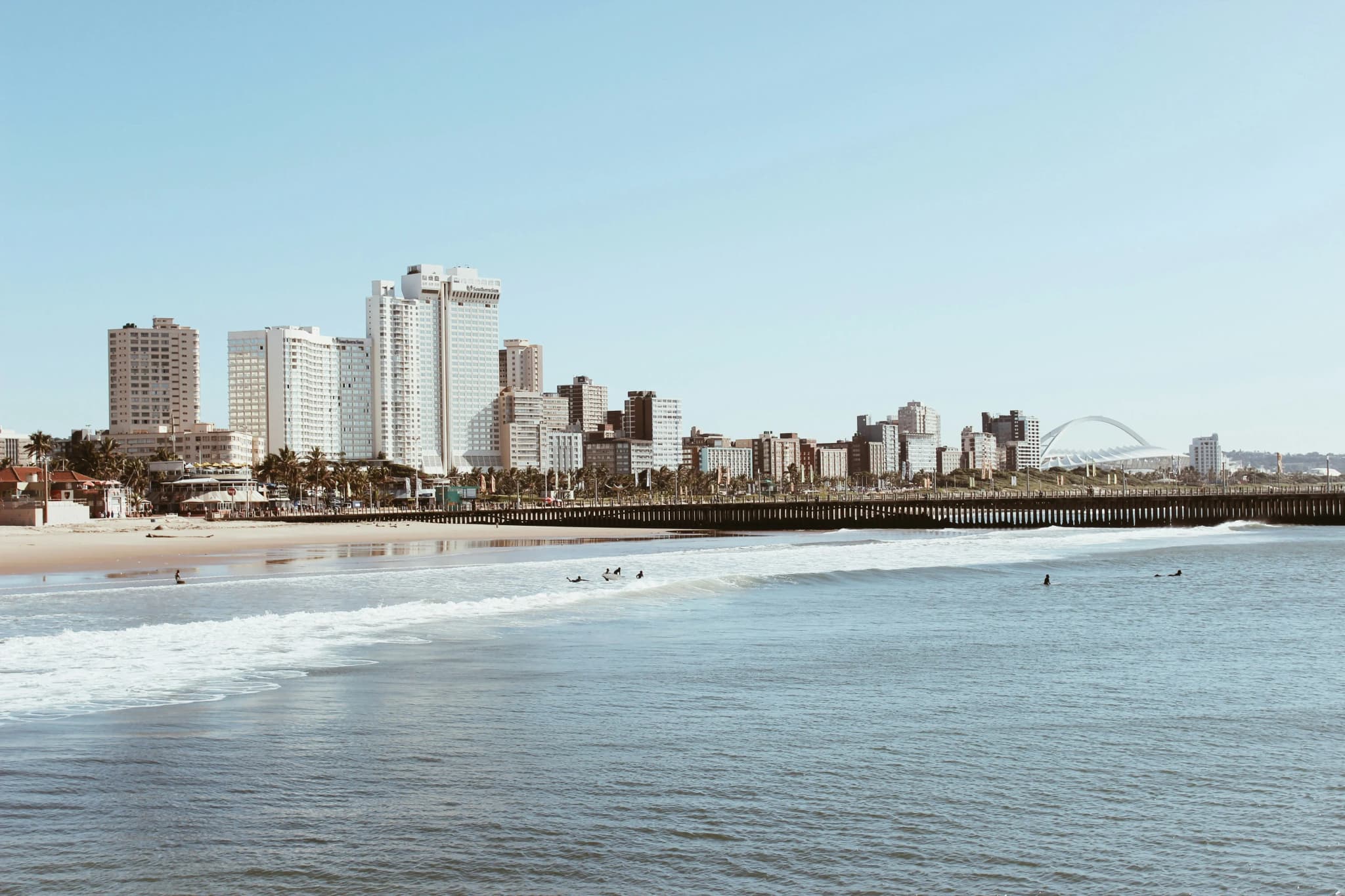 Durban, die drittgrößte Stadt des Landes. Im Rahmen der Fußball Weltmeisterschaft 2010 wurde vor allem die Strandpromenade ausgebaut. 