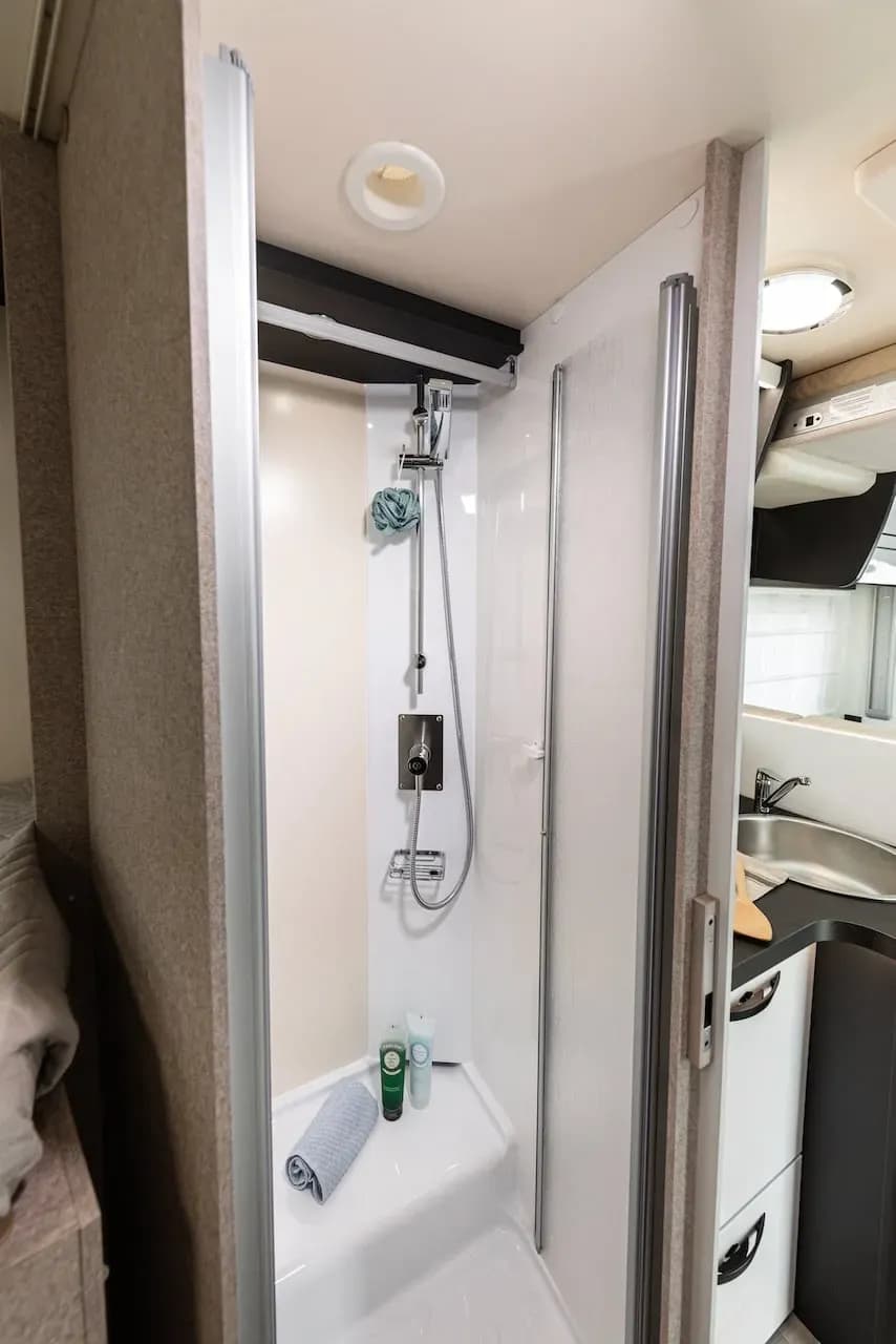 Island, Europa, Camper Iceland, MH 4-5 HEL, Premium Wohnmobil für 4-5 Personen, Dusche