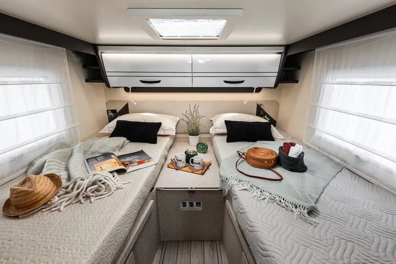 Island, Europa, Camper Iceland, MH 4-5 HEL, Premium Wohnmobil für 4-5 Personen, Einzelbetten