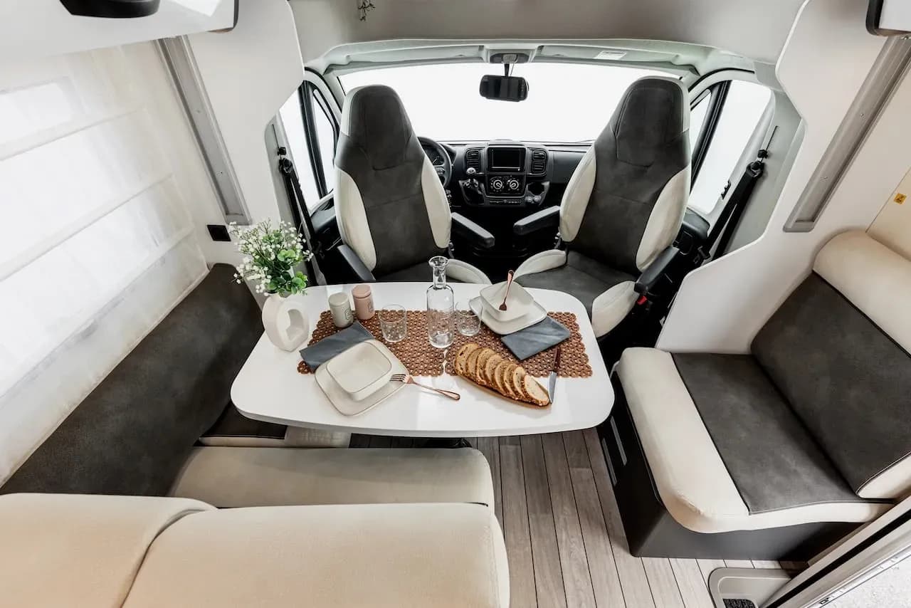 Island, Europa, Camper Iceland, MH 4-5 HEL, Premium Wohnmobil für 4-5 Personen, Essbereich