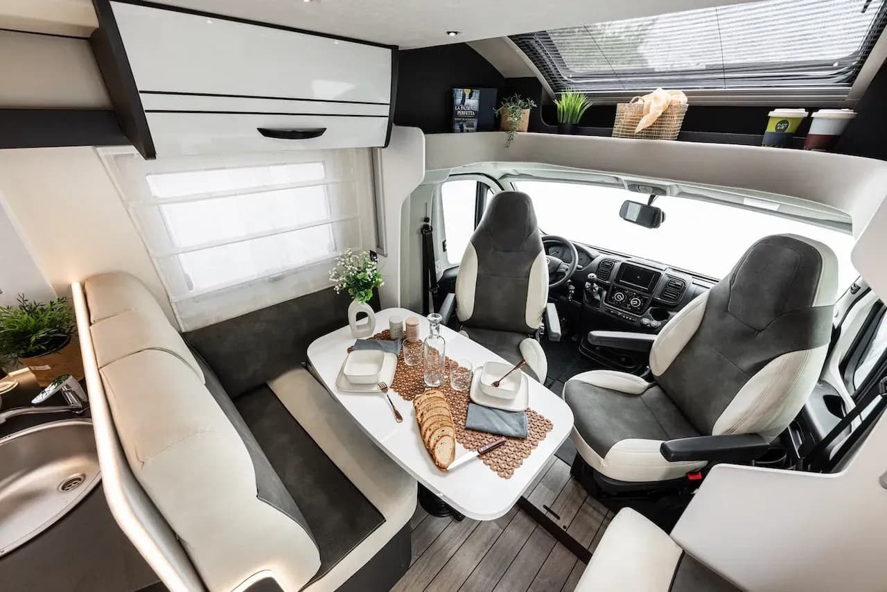 Island, Europa, Camper Iceland, MH 4-5 HEL, Premium Wohnmobil für 4-5 Personen, Sitzecke