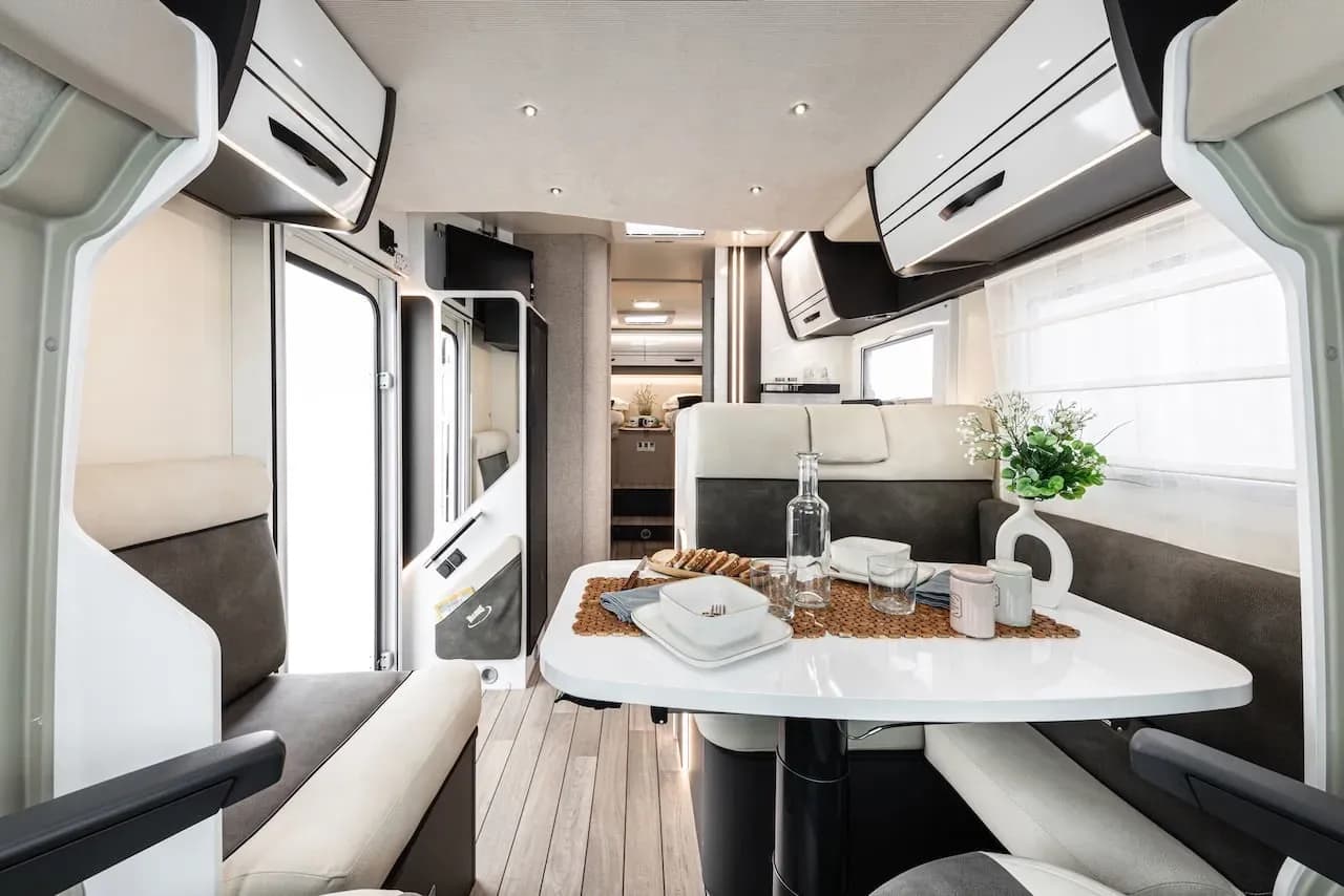 Island, Europa, Camper Iceland, MH 4-5 HEL, Premium Wohnmobil für 4-5 Personen, Durchgang
