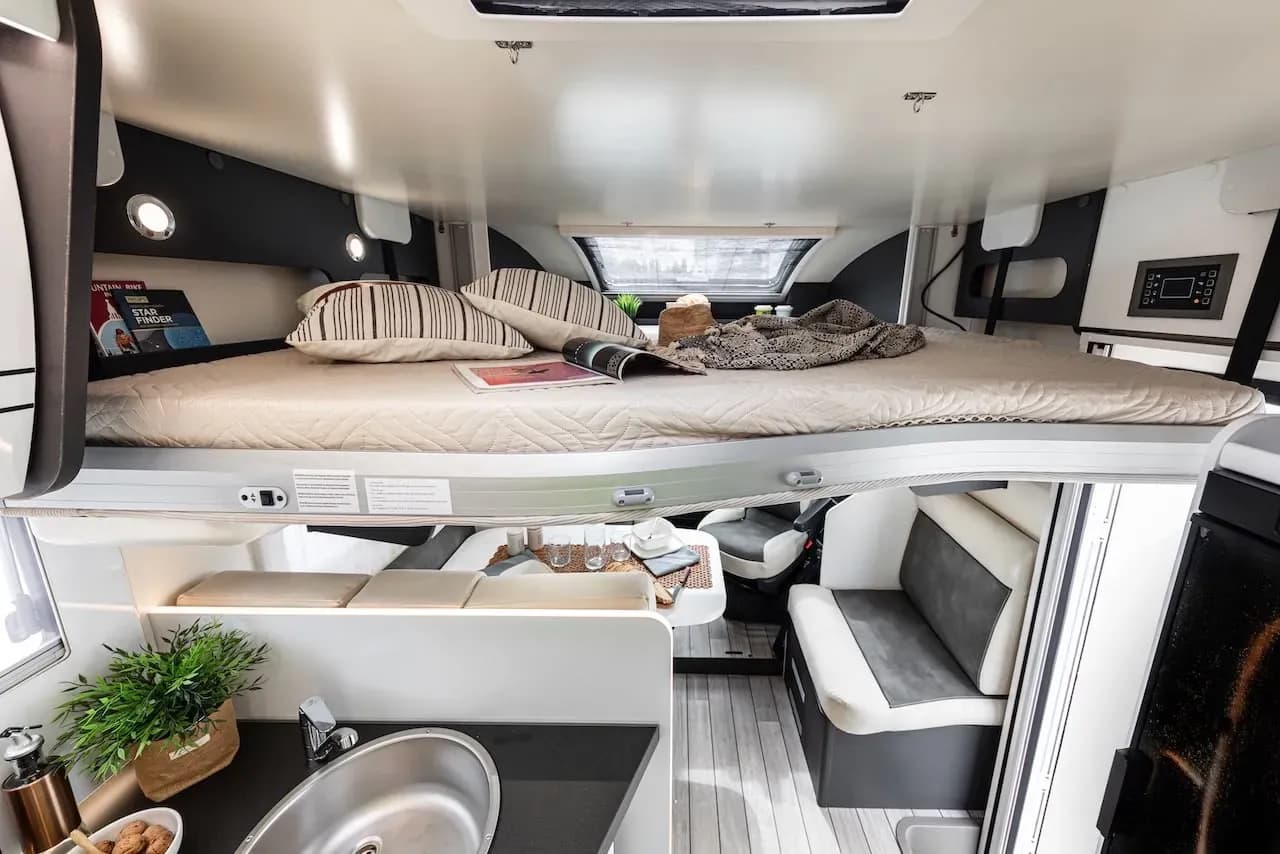 Island, Europa, Camper Iceland, MH 4-5 HEL, Premium Wohnmobil für 4-5 Personen, Hubbett
