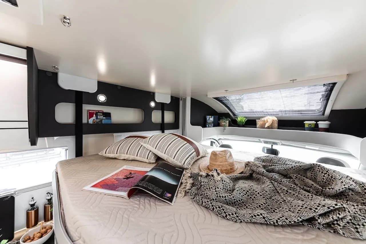 Island, Europa, Camper Iceland, MH 4-5 HEL, Premium Wohnmobil für 4-5 Personen, Hubbett