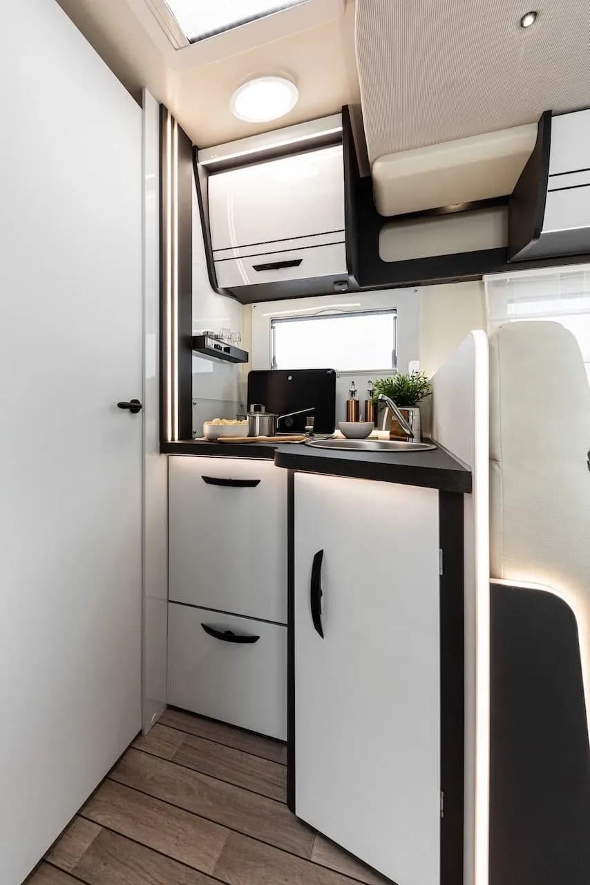 Island, Europa, Camper Iceland, MH 4-5 HEL, Premium Wohnmobil für 4-5 Personen, Küche