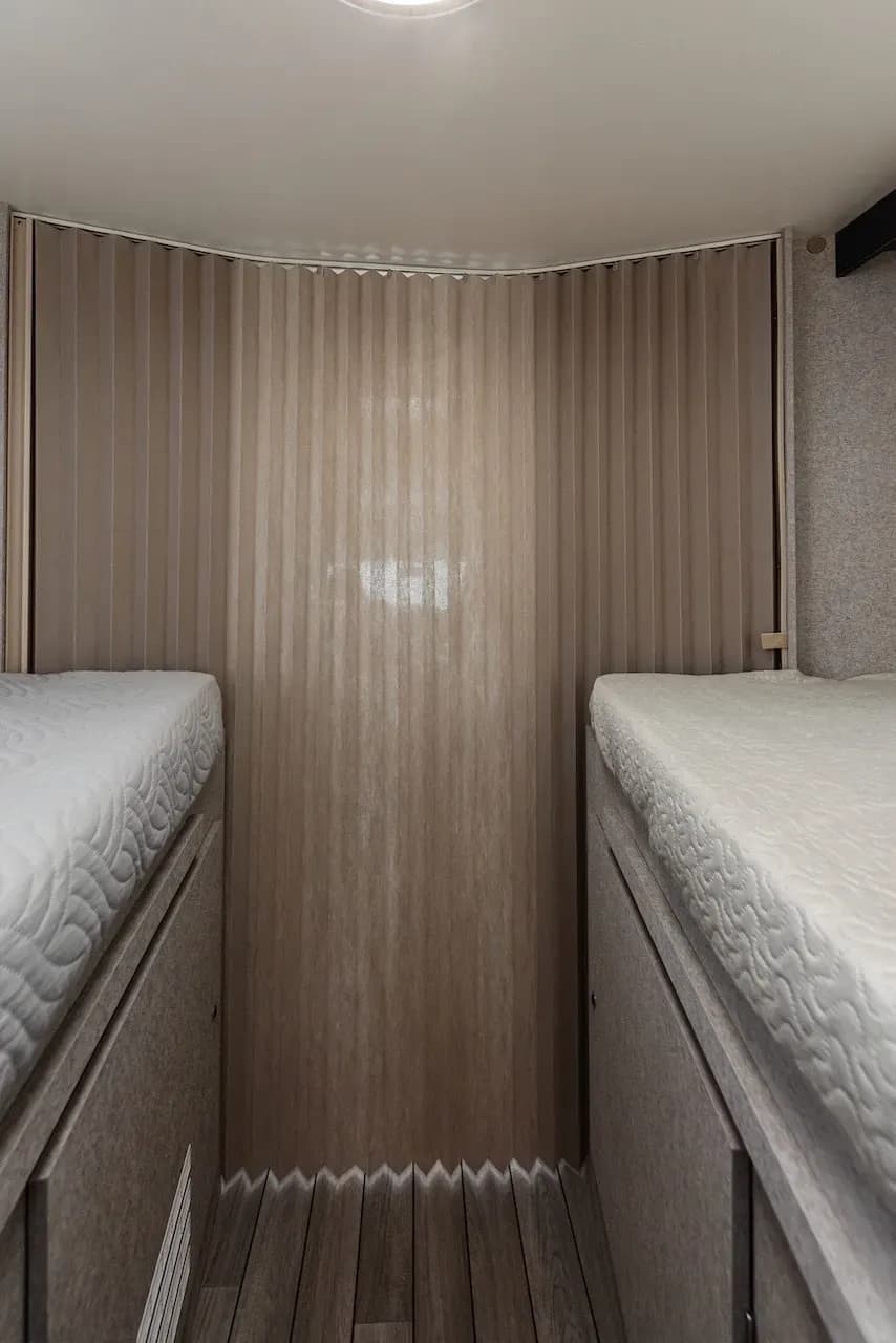 Island, Europa, Camper Iceland, MH 4-5 HEL, Premium Wohnmobil für 4-5 Personen, Schlafbereich