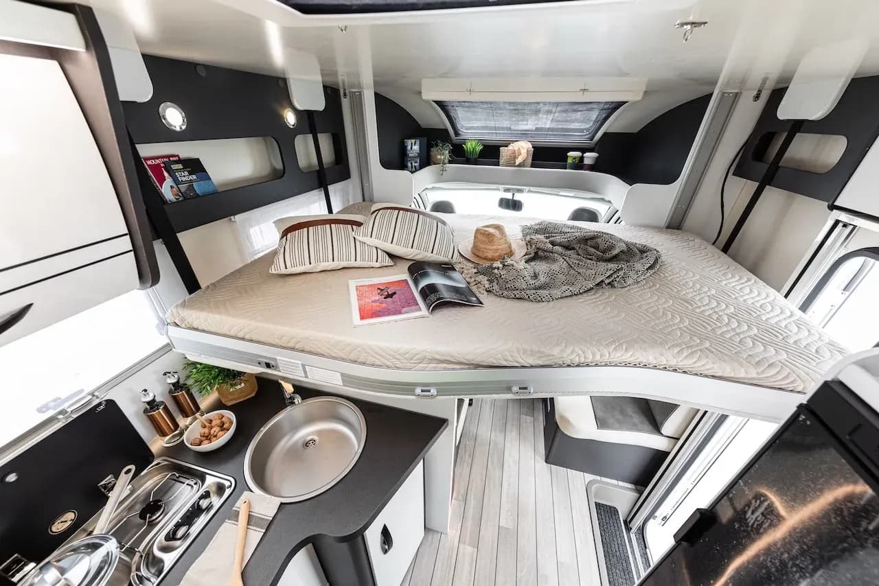 Island, Europa, Camper Iceland, MH 4-5 HEL, Premium Wohnmobil für 4-5 Personen, Essen und Schlafen