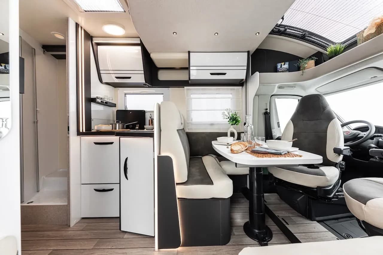 Island, Europa, Camper Iceland, MH 4-5 HEL, Premium Wohnmobil für 4-5 Personen, Wohnbereich