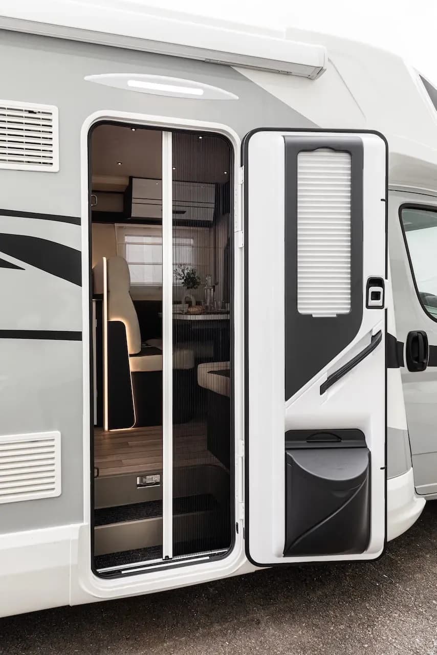Island, Europa, Camper Iceland, MH 4-5 HEL, Premium Wohnmobil für 4-5 Personen, Außenansicht Tür