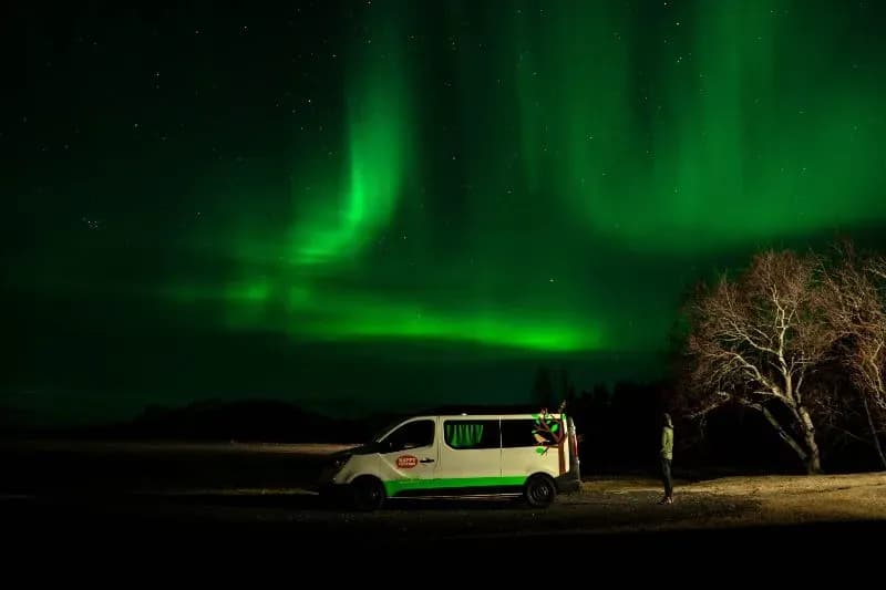 Erlebe Islands Nordlichter hautnahm mit dem Happy 2 von Happy Campers