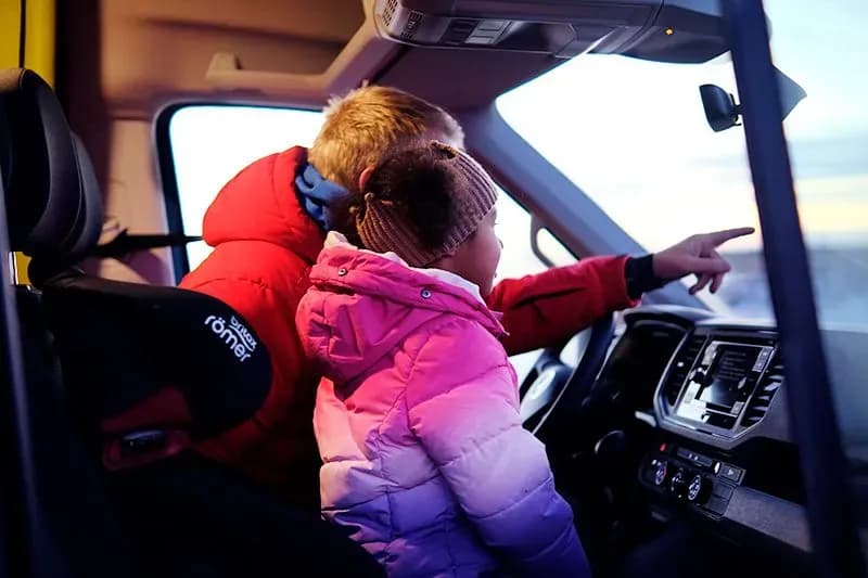 In der Fahrerkabine ist Platz für einen Kindersitz
