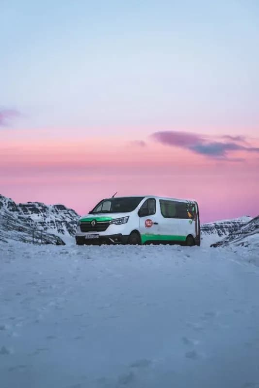 Buche jetzt den Happy 2 von Happy Campers für deinen Island Trip oder lass dich von unserem Team beraten