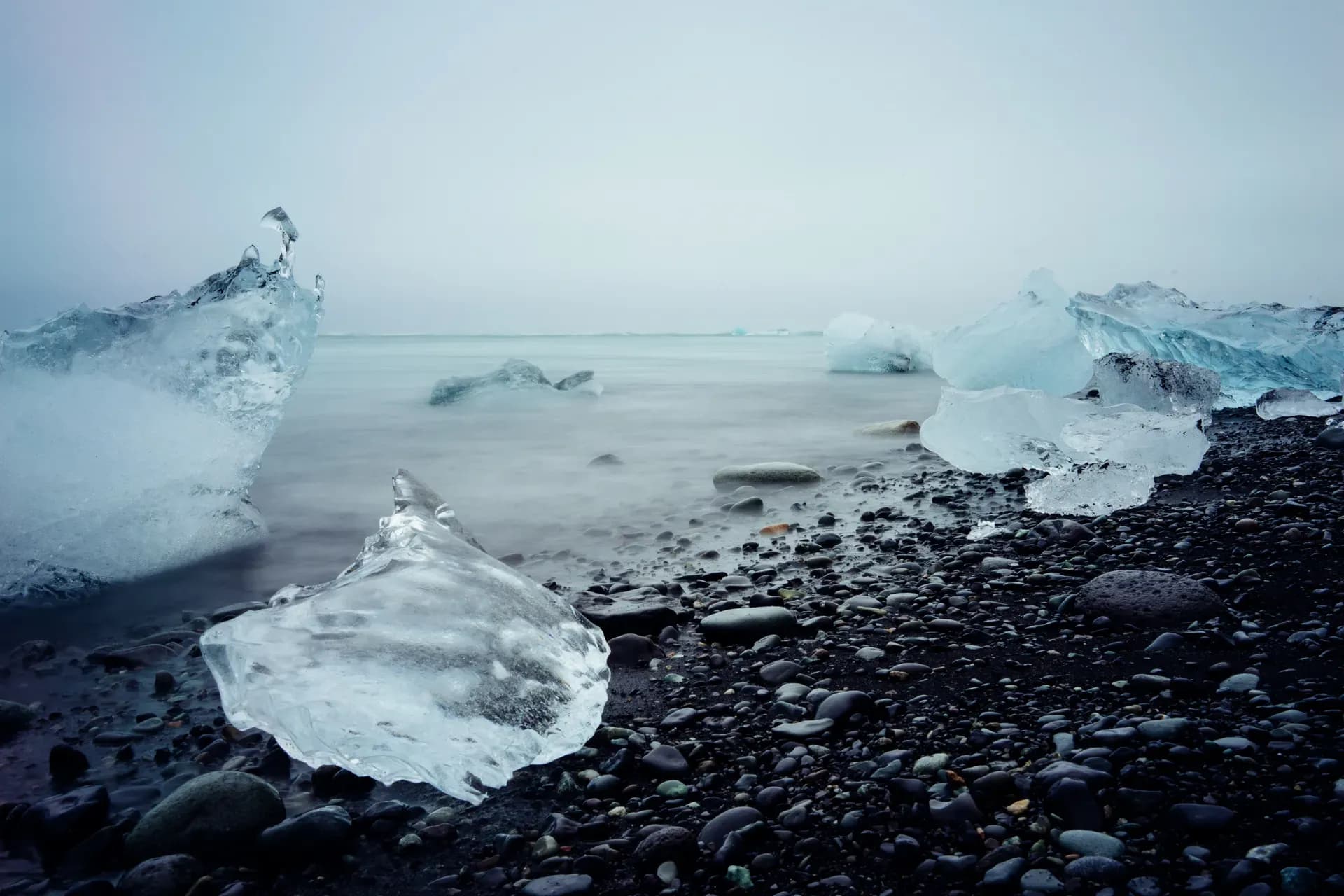 Der Diamond Beach- wie Diamanten schimmern die Eisbrocken im schwarzen Sand 