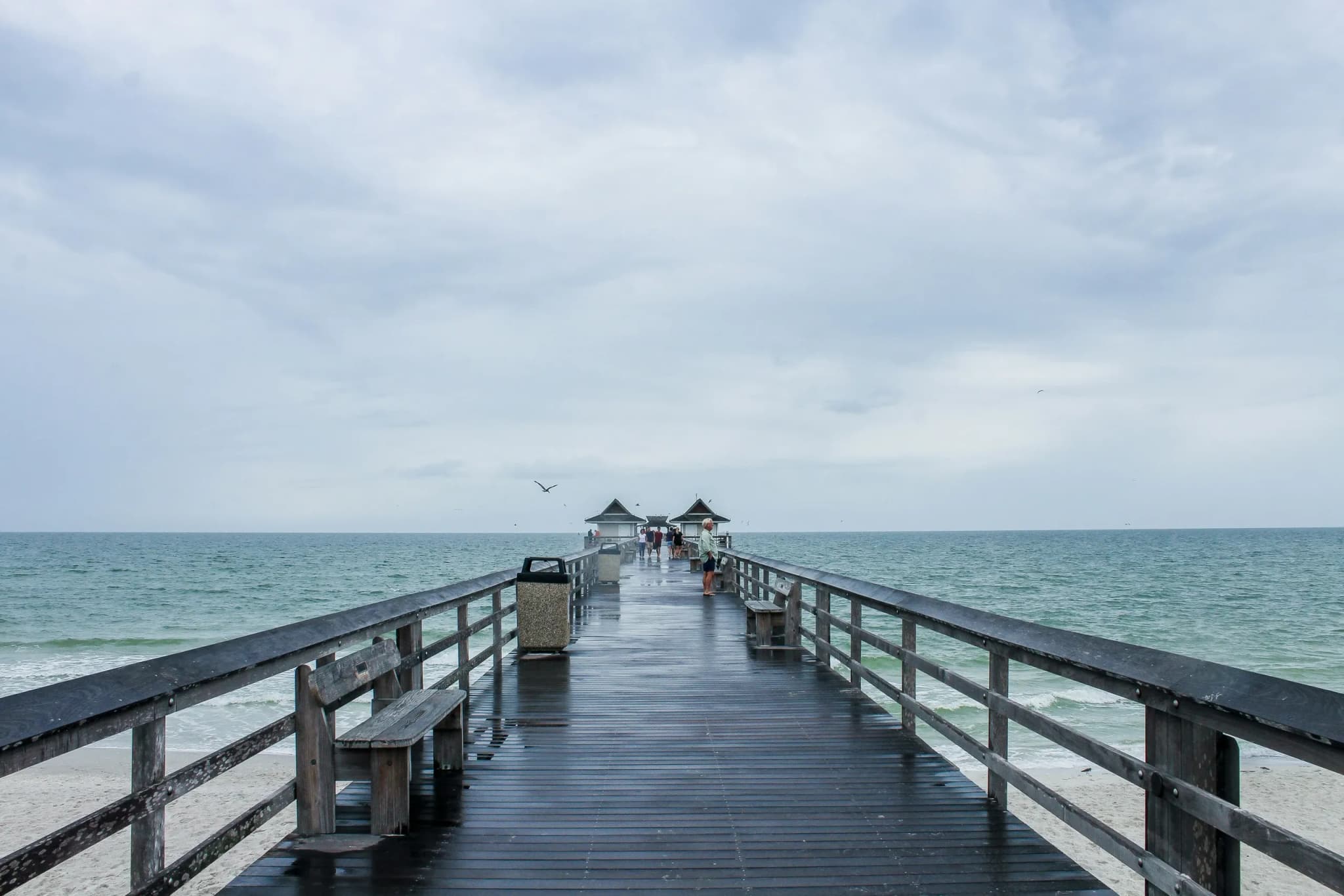 Der Steg des Naples Pier am Meer