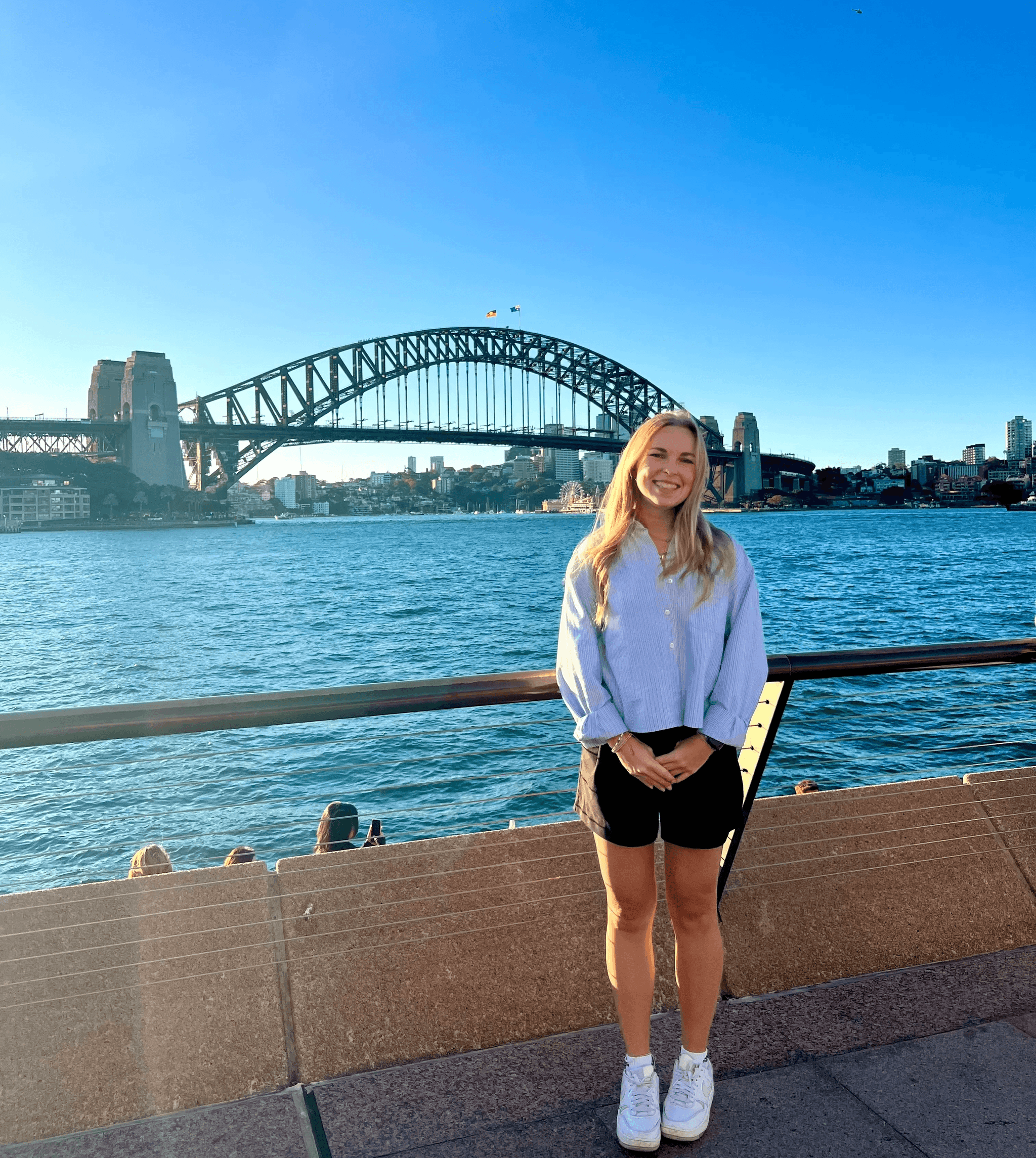 Kathi vor der Harbour Bridge in Sydney