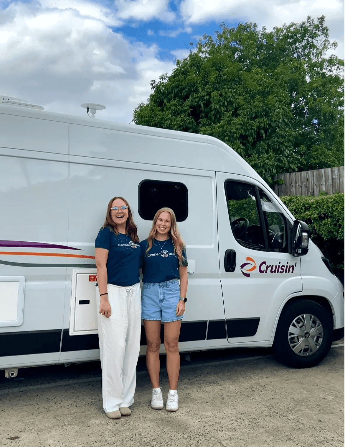 Nele und Kathi vor dem Cruisin Sandpiper
